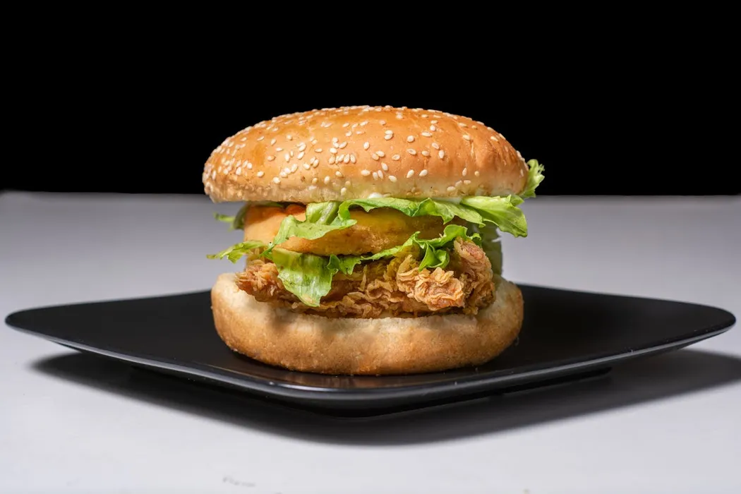 Burger z piersi kurczaka – sprawdzony przepis!
