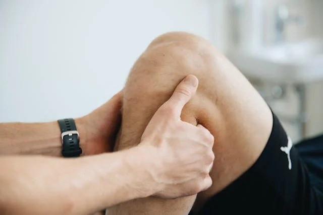 Skurcze nóg — skąd się biorą i jak sobie z nimi radzić?