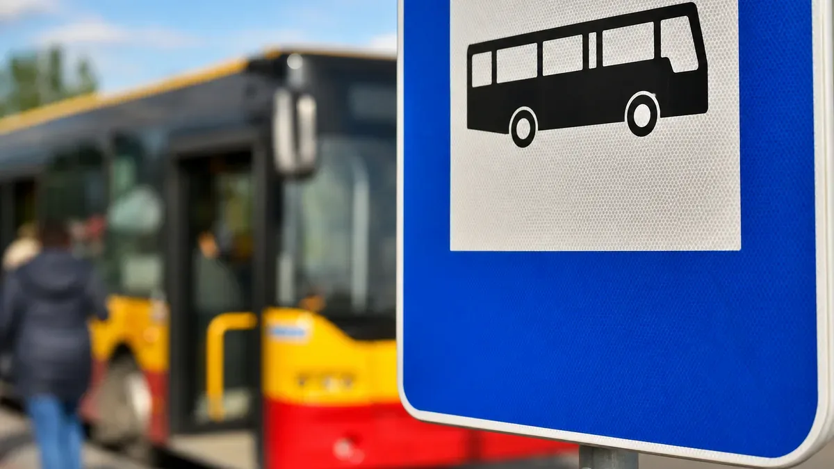 Bezpłatne autobusy i dodatkowe linie ułatwią dojazd na cmentarze
