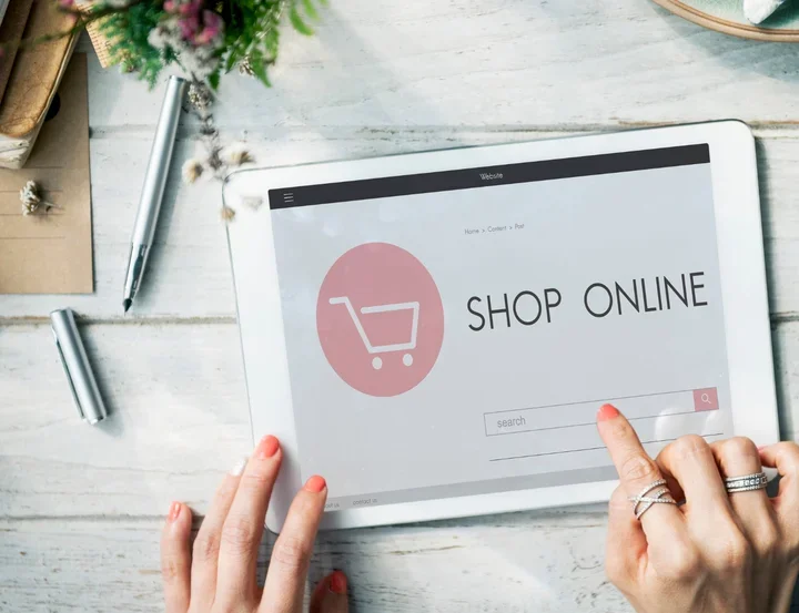 Obrazek przedstawia tablet z wyświetlonym sklepem internetowym.  Tytuł strony to SHOP ONLINE