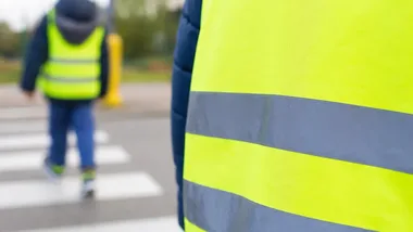 Do szkoły nie wystarczy znać przepisy. Policjanci uczą dzieci praktyki