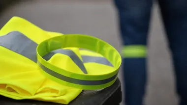 Mały odblask, większa widoczność. Policjanci uczyli bezpieczeństwa w Jaworznie