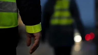 Policjanci rozdawali odblaski w Jaworznie. Chodzi o sekundy na drodze
