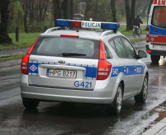 Policjantka edukuje uczniów o zagrożeniach hejtu w internecie