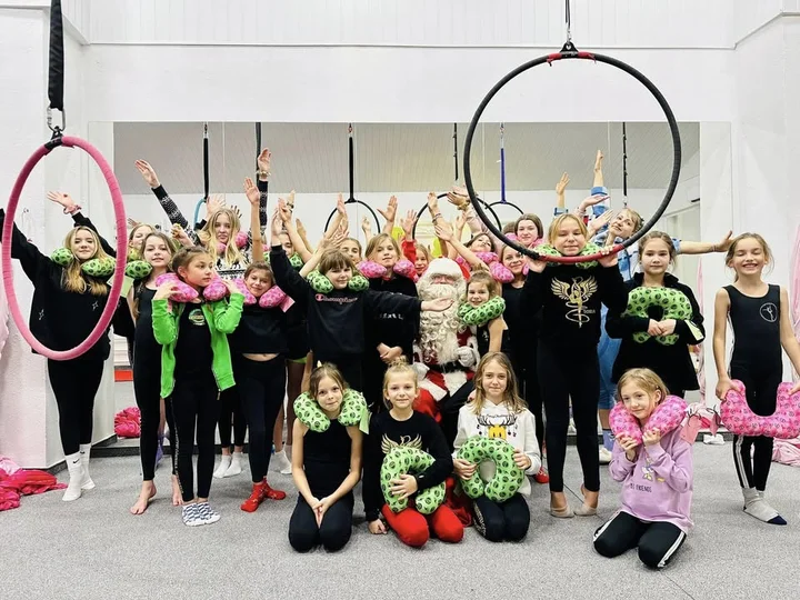 Grafika promocyjna wydarzenia NOCOWANKA MIKOŁAJKOWA 2025 – noc gimnastyczno‑mikołajkowa dla dziewczynek