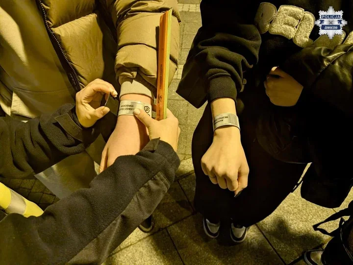 Odblaski przesądzą o życiu - policjantki z Jaworzna rozdawały je wieczorem