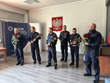 Róże w komendzie - jaworznicka Policja doceniła kobiety służby symbolicznym gestem