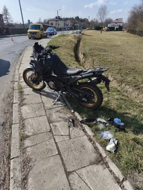Łuk drogi w Jaworznie zakończył się dramatem - motocyklista ciężko ranny
