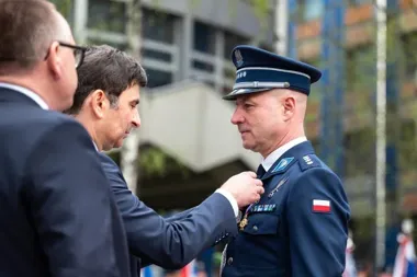 Jaworznicki policjant odebrał medal Pro Patria podczas katyńskiej uroczystości