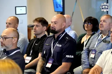 Policjant z Jaworzna na konferencji, gdzie hakerzy i przepisy spotykają się w jednym miejscu