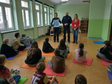 Narkogogle na feriach i odblaski w akcji - policjanci z KMP Jaworzno uczyli dzieci