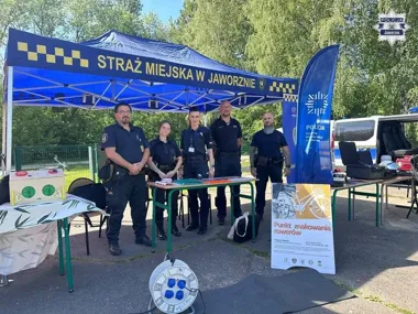 Znakowanie rowerów na pikniku w Jaworznie. Policja i Straż Miejska w akcji