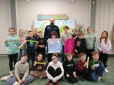 Policja uczyła dzieci reguł na lodzie - jedno przypomnienie może uratować życie