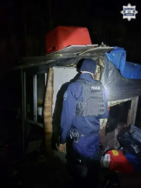 Nocne patrole w Jaworznie liczyły osoby bezdomne - akcja Policji i OPS