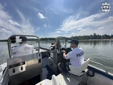 Policjanci na łodzi i rowerach pilnują wypoczywających nad Sosiną