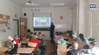 W SP7 w Jaworznie policjant mówił o służbie, dzieci zasypały go pytaniami
