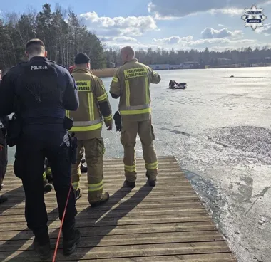 Wędkarz przeżył 30 minut w lodowatej wodzie nad Sosiną - lód zawiódł