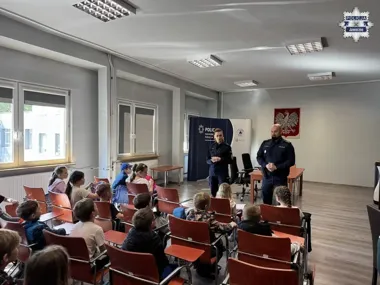Niebieski Pokój i policyjny sprzęt - uczniowie SP3 w jaworznickiej komendzie
