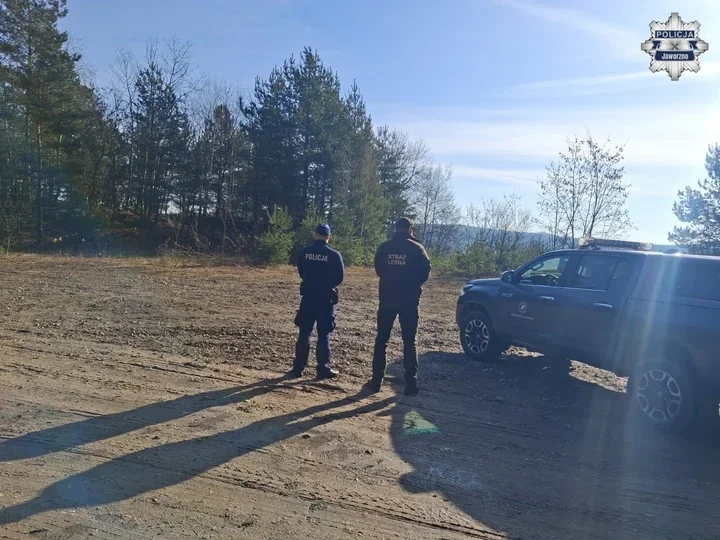 Wieniec 2026 wkroczył do lasów Jaworzna - policja i straż leśna na patrolu
